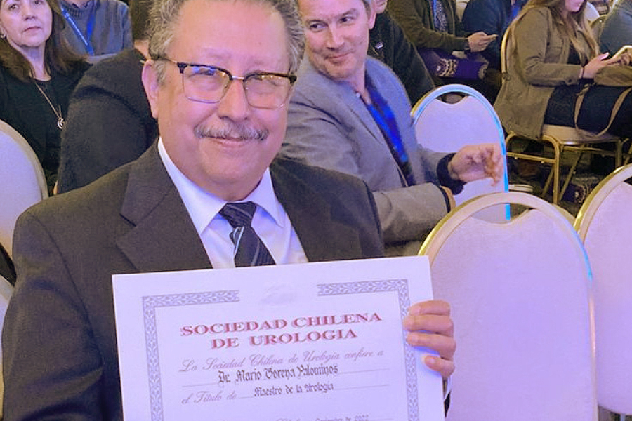Doctor Mario Gorena Palominos recibió una nueva distinción a su extensa y exitosa carrera como urólogo y académico universitario al ser premiado como Maestro de la Urología del país.