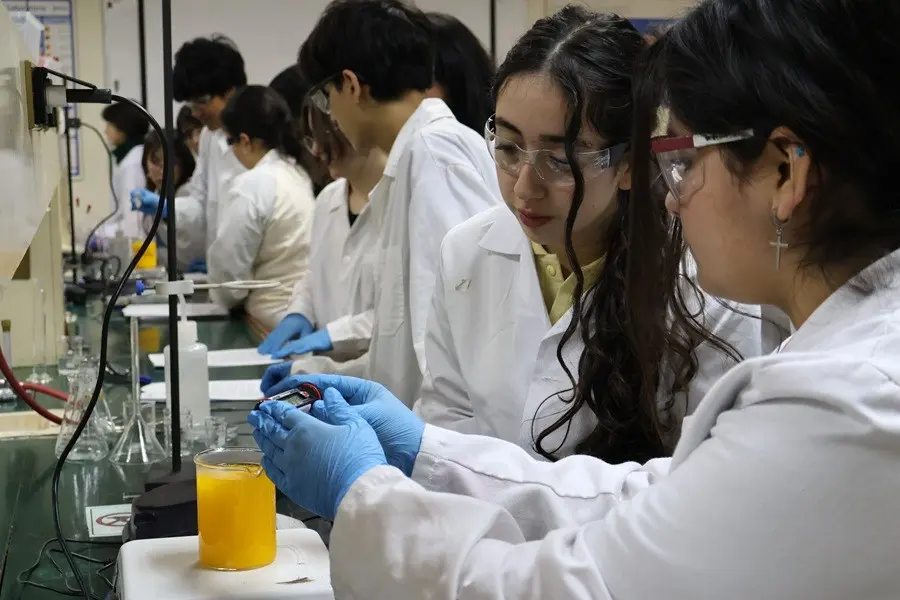Estudiantes de La Araucanía desarrollando experimentos en la Feria CristalEscolar