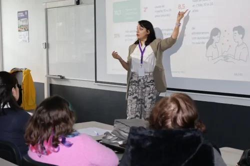 Padres, madres y apoderados participando en el taller de prevención del suicidio organizado por PROENTA UFRO y Fundación OPA.
