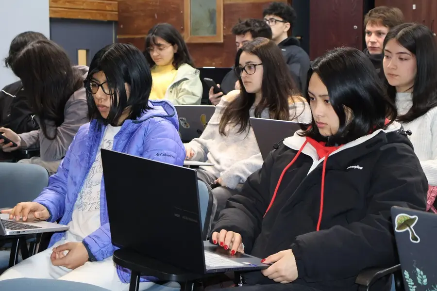 Estudiantes de facultades de ingeniería y ciencias agropecuarias en el taller de inteligencia artificial aplicada a biorecursos de la UFRO.