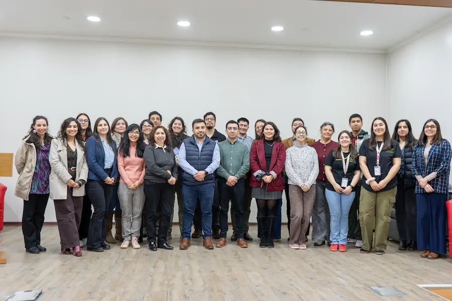 Integrantes de unidades académicas y administrativas de la UFRO participando en jornada de capacitación sobre prácticas sustentables.