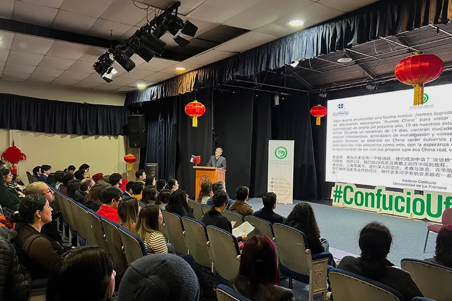 Estudiantes del Instituto Confucio UFRO recibiendo sus constancias de chino mandarín en ceremonia universitaria.