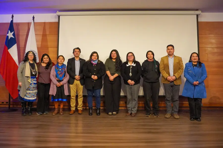 Estudiantes mapuche y autoridades universitarias participando en conversatorio nütxamkawün en la UFRO.