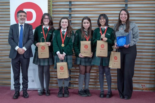 Equipo ganador del Torneo Delibera 2026 en el podio de la Facultad de Ciencias Jurídicas y Empresariales de la UFRO.