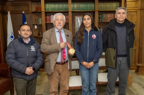 Rector con atleta Valentina Barrientos