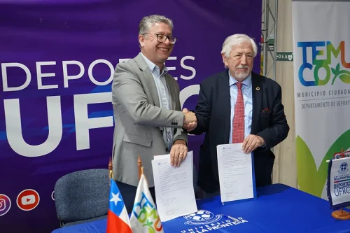 Rector Juan Manuel Fierro y alcalde Roberto Neira en la firma de convenio deportivo entre UFRO y Municipalidad de Temuco