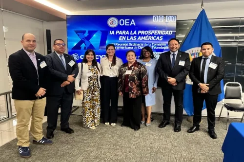 El decano Dr. Jorge Farías junto a representantes internacionales en la reunión de la COMCyT de la OEA