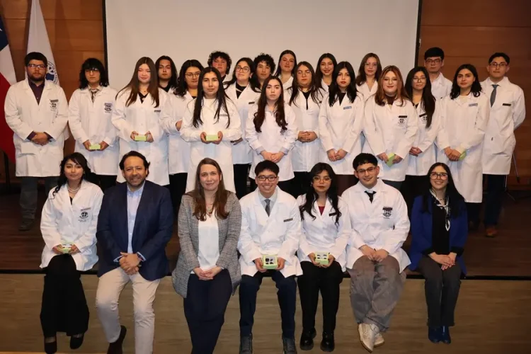 studiantes de la carrera de Bioquímica UFRO durante la ceremonia de investidura en el aula magna.