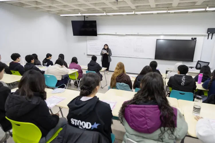 Estudiantes de enseñanza media rindiendo el Piloto PAES del DEMRE en el Campus Andrés Bello de la UFRO.