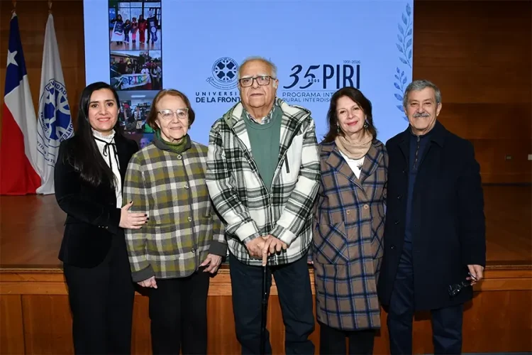 Autoridades universitarias, docentes y estudiantes en la ceremonia de los 35 años del programa PIRI UFRO en el auditorio Jaime Serra Canales.