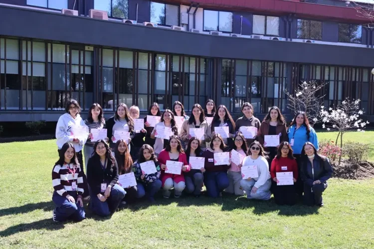 Estudiantes universitarias participantes del programa Lideresas de la UFRO en La Araucanía