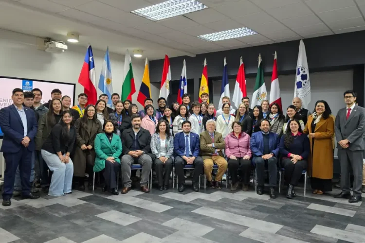 Estudiantes de intercambio nacional e internacional junto a autoridades en la bienvenida oficial de movilidad estudiantil de la UFRO.