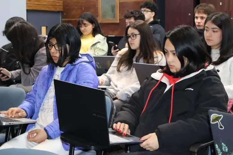 Estudiantes de facultades de ingeniería y ciencias agropecuarias en el taller de inteligencia artificial aplicada a biorecursos de la UFRO.