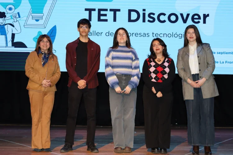 Equipo del proyecto CapsaNativa recibiendo distinción en la jornada TET-Discover de Ingeniería UFRO