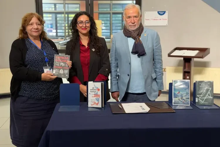 Entrega libros en biblioteca Proyecto Puentes de conocimiento