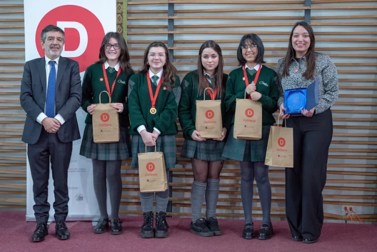 Equipo ganador del Torneo Delibera 2026 en el podio de la Facultad de Ciencias Jurídicas y Empresariales de la UFRO.