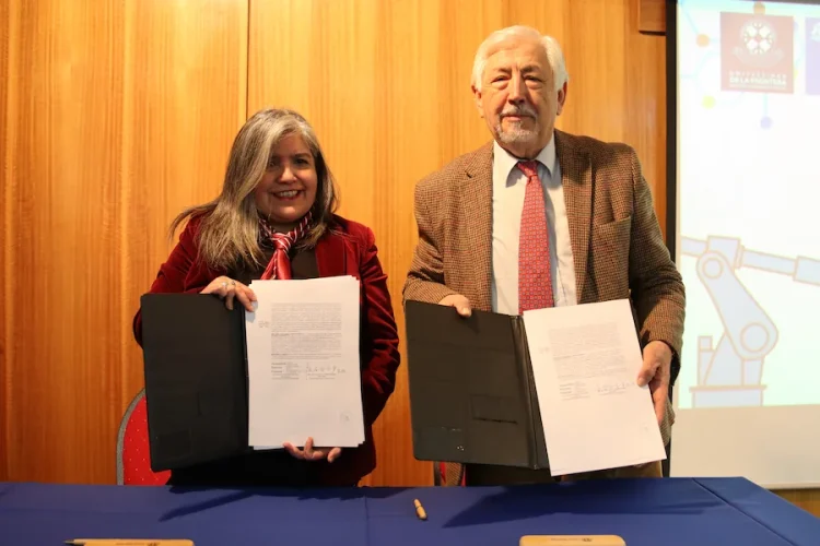 Firma de convenio de la Academia STEM FICA-UFRO con autoridades universitarias y escolares en el Auditorio Alberto Levy.