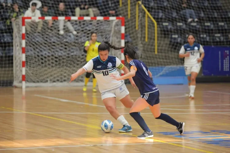 Selección de futsal femenino de la UFRO entrenando para el Campeonato Nacional Universitario FENAUDE 2026.