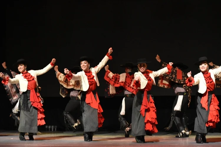 Integrantes del Ballet Folklórico Magia Chilena durante una presentación de danza tradicional UFRO.