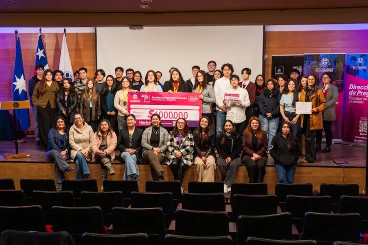 Estudiantes y académicas premiadas en la jornada de cierre de NeuroHack 2026 en la Universidad de La Frontera.