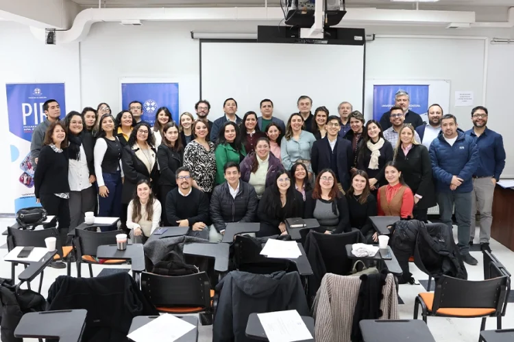 Profesionales de salud de diversas comunas de La Araucanía en el cierre del curso de gestión en atención primaria en la UFRO.