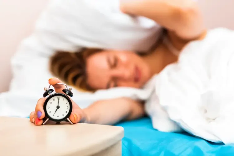 primer-despertador-detenido-por-una-mujer-sonolienta