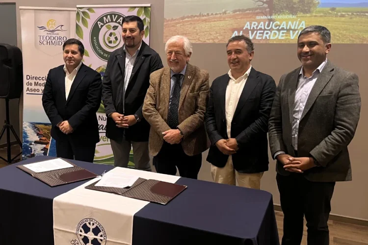 rector UFRO firma convenio con AMVAS