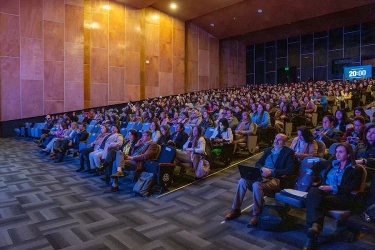 Especialistas y docentes reunidos en el Aula Magna UFRO durante la jornada de salud mental escolar.