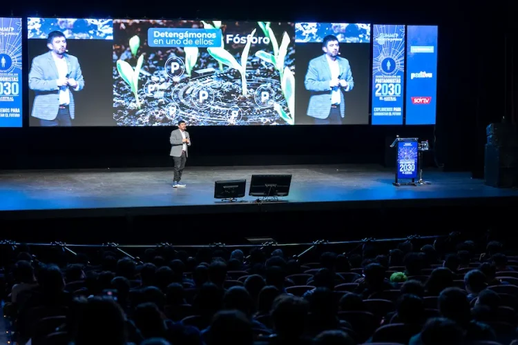 Estudiantes escolares y expositores de la UFRO participando en el Summit Protagonistas 2030 en el Teatro Municipal de Temuco.